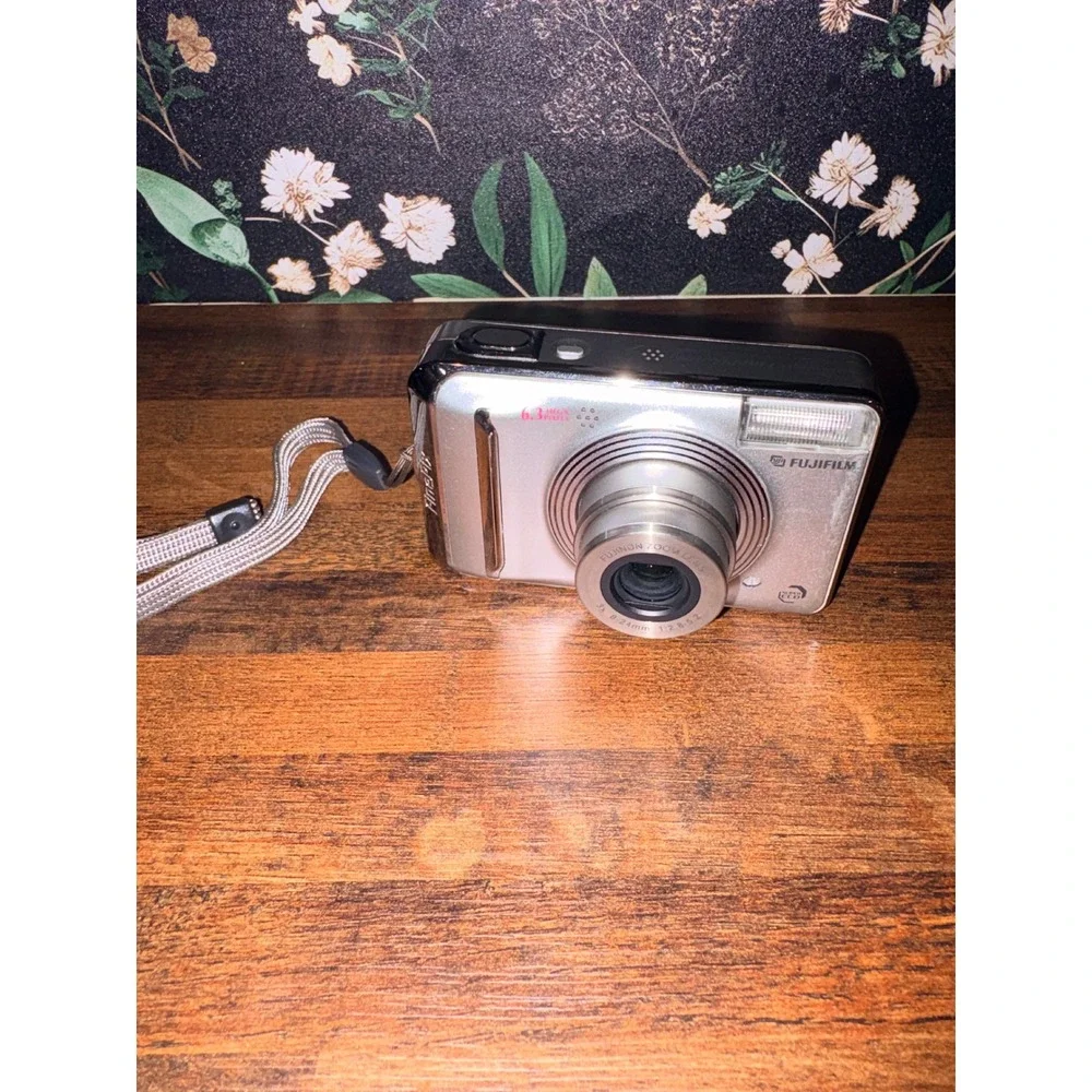 Fujifilm FinePix A600 Digital Camera 6.3MP 3x Optical Zoom Silver Vintage Y2K
